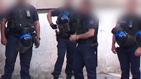 Marseille : la colère monte chez les policiers après la mise en examen de quatre agents
              La colère monte au sein des forces de l’ordre. Un syndicat appelle au service minimum après l’incarcération d’un policier, jeudi 20 juillet à Marseille. Il est soupçonné, avec trois autres agents, d’avoir passé un jeune homme à tabac.