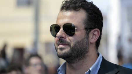 Mostra du cinéma de Venise : le film "Comandante" du réalisateur italien Edoardo De Angelis inaugurera le festival
              La Mostra du cinéma de Venise (du 30 août au 9 septembre), qui marque cette année sa 80e édition, a annoncé le remplacement de son film d'ouverture par "Comandante" du réalisateur italien Edoardo De Angelis, sur fond de grève historique à Hollywood.