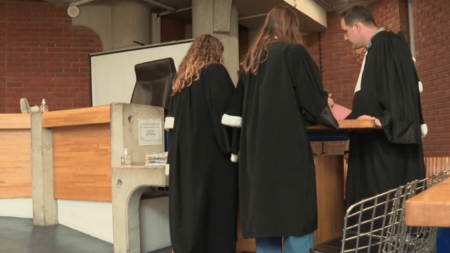 Émeutes après la mort de Nahel : les comparutions immédiates s’enchaînent
                  Depuis le début des violences suite à la mort de Nahel le 27 juin, 374 personnes ont été envoyées en comparution immédiate. Pour aller vite, et pour donner l’exemple, des magistrats, des juges et des greffiers ont été mobilisés jour et nuit.