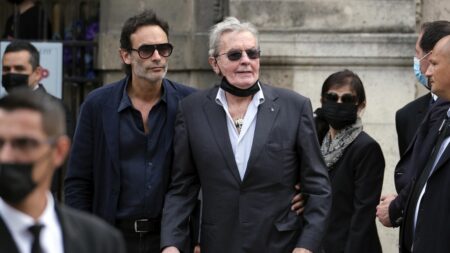 Affaire Alain Delon : on vous résume le conflit entre les enfants de l’acteur et sa "dame de compagnie", Hiromi Rollin
              Les enfants de l'acteur ont porté plainte notamment pour "harcèlement moral", "détournement de correspondances" ou encore "abus de faiblesse" contre Hiromi Rollin. Une enquête préliminaire a été ouverte, alors que l'intéressée "conteste l'intégralité des faits".