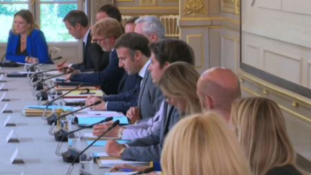 Remaniement : Emmanuel Macron fait le choix de la continuité
              Emmanuel Macron a réaffirmé, vendredi 21 juillet, les grands chantiers qui attendent le gouvernement à la rentrée. Mais a-t-il donné un nouveau cap à sa politique ? Le point avec Caroline Motte, en duplex de l’Elysée.