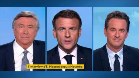 "Triplex", enregistrement et ministres en face-à-face : dans les coulisses de l'interview d'Emmanuel Macron depuis Nouméa
              Attendu depuis plusieurs jours, Emmanuel Macron a finalement pris la parole ce lundi à 13h sur TF1 et France 2 dans un format télévisé pour le moins inhabituel. Explications.