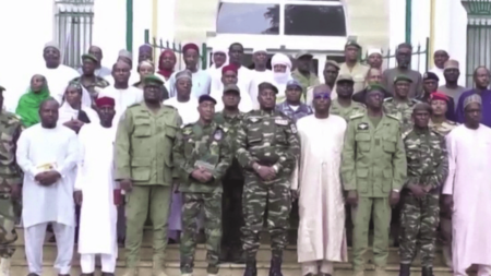 Coup d’état au Niger: fin de coopération française, annonce Macron après conseil de défense Coup d’état au Niger : la France met fin à toute coopération avec le pays
Le coup d’état au Niger suscite une vague mondiale d’indignation. La France suspend toutes ses actions d’aides au développement du pays. L'annonce a été faite à la suite d’un conseil de défense, mené par Emmanuel Macron, ce samedi 29 juillet.