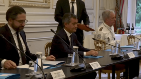 Darmanin tente d’apaiser la fronde des policiers après l’incarcération d’un agent à Marseille Fronde des policiers : Gérald Darmanin cherche à apaiser le mouvement
Le ministre de l’Intérieur Gérald Darmanin s’est exprimé pour la première fois depuis le début du mouvement de contestation qui avait fait suite à l’incarcération d’un agent de police à Marseille. Il a clairement apporté son soutien aux forces de l'ordre. En revanche, les magistrats protestent après les propos du ministre.