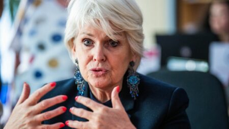 Remaniement : après le départ d'Isabelle Rome du ministère de l'Egalité femmes-hommes, incompréhension et interrogations jusque dans la majorité
              La désormais ex-ministre a été remplacée par Bérangère Couillard, auparavant secrétaire d'Etat chargée de l'Ecologie. Elle avait reçu dans la semaine le soutien de plusieurs associations de défense des droits des femmes.