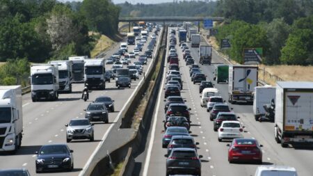 Pieds sur le tableau de bord, rouler la fenêtre ouverte, dormir sur l'autoroute : sept questions à un gendarme avant les départs en vacances
              L'heure des grandes vacances a sonné pour les élèves. Et celle aussi des grands départs. Mais que l’on soit sur l’autoroute, la Nationale 7 ou simplement en ville, certaines pratiques au volant sont dangereuses, voire illégales. On fait le point sur les mythes et les réalités de la voiture en été.