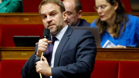 Projet de loi "plein emploi" : le député Renaissance Marc Ferracci accusé de conflit d'intérêts après sa nomination comme rapporteur du texte
              Le média Blast rapporte que le père de l'élu dirige un groupe d'audit et de conseil qui est devenu indirectement l'un des principaux sous-traitants de Pôle emploi. L'intéressé dit avoir lui-même saisi le déontologue de l'Assemblée nationale "dès sa nomination".