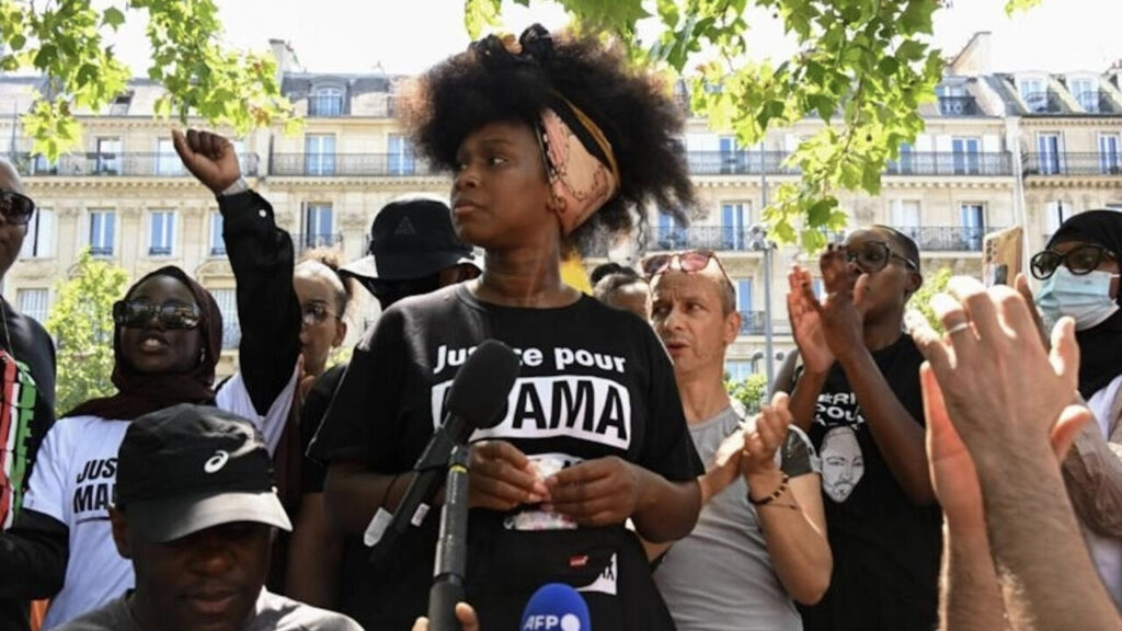 Des centaines de personnes défient l'interdiction de manifester dans le centre de Paris à cause des violences policières