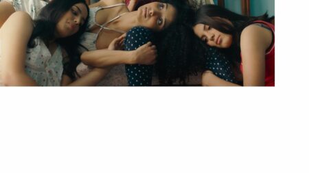 "Les Filles d'Olfa", docu-fiction tunisien original et sensible sur une famille bouleversée par Daesh
              La réalisatrice tunisienne Kaouther Ben Hania filme les dommages engendrés par l'enrôlement de deux jeunes filles par Daesh, et la rencontre de leur mère avec des actrices pour les incarner dans une fiction : inattendu et percutant.