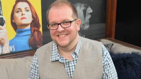 "Cela devient insoutenable !" : Dominic Burgess, acteur à Hollywood depuis quinze ans, soutient la grève des comédiens lancée jeudi
              Les acteurs américains sont officiellement entrés en grève vendredi à 00H00 (07H00 GMT), rejoignant ainsi les scénaristes pour un double mouvement social. Dominic Burgess, un comédien anglais qui travaille à Hollywood depuis quinze ans constate une baisse de ses rémunérations, pour les mêmes prestations. Témoignage.