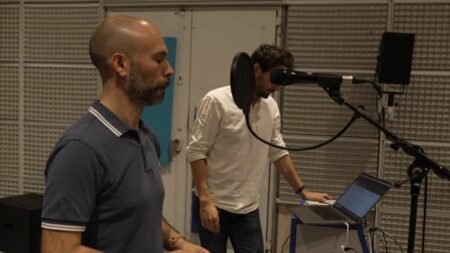 Cinéma : l'intelligence artificielle inquiète les professionnels du doublage
              Capable de modifier ou reproduire des voix, l'intelligence artificielle pourrait être une menace pour les comédiens de doublage, dans les années à venir.