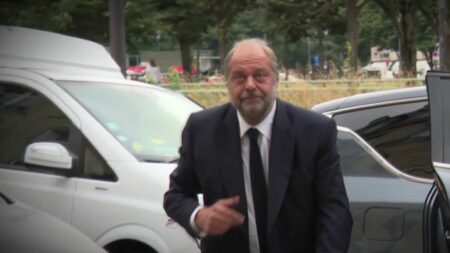 Politique : Éric Dupond-Moretti bientôt devant la Cour de justice de la République
              Éric Dupond-Moretti va être renvoyé devant la Cour de justice de la République, ce qui constitue une première pour un garde des Sceaux en exercice.
