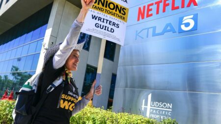 Les négociations entre acteurs et grands studios de Hollywood se soldent par un échec et risquent de paralyser les tournages
              Hollywood se dirige ce jeudi 13 juillet vers une grève des acteurs, après l'échec des négociations entre les grands studios américains et le puissant syndicat des acteurs, qui a dénoncé des propositions salariales "insultantes".