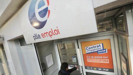 Opérateurs de l'Etat : les économies demandées par Bruno Le Maire sont "plus qu'inquiétantes", selon la secrétaire nationale CFDT à Pôle emploi
                  Le ministre de l'Économie Bruno Le Maire souhaite récupérer les 2,5 milliards d'euros d'excédent de trésorerie des opérateurs de l'État. Au moment où "Pôle emploi est en passe d'accompagner France Travail (...) cela nous met en colère", déplore Catherine Laumont.