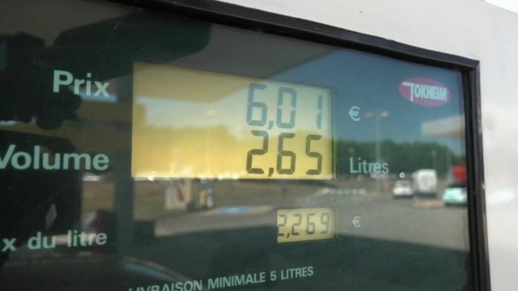 Vacances : comment économiser de l’argent sur la route ?
              Alors que les Français prennent déjà la voiture pour se rendre dans leur lieu de villégiature, la journaliste Dorothée Lachaud, présente sur le plateau du 13 Heures, donne quelques astuces pour économiser sur le trajet des vacances.