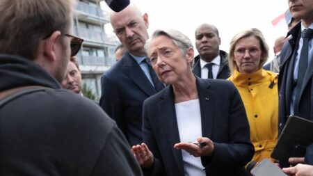 Policier incarcéré à Marseille : Elisabeth Borne demande à ce que "la justice puisse faire son travail sereinement"
              La Première ministre n'a toutefois pas commenté le soutien du ministre de l'Intérieur aux syndicats de police, qui estiment qu'un policier ne doit pas être placé en détention provisoire.