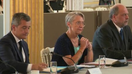 Politique : les ministres se réunissent à Matignon autour d'Élisabeth Borne
              Quelques jours après le remaniement, les ministres doivent se réunir à Matignon, dans la matinée du lundi 24 juillet. L'objectif est notamment de reprendre la main pour la Première ministre, Élisabeth Borne.
