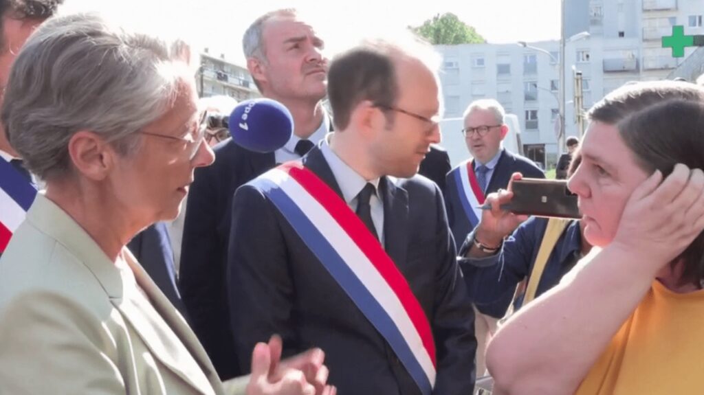 Violences après la mort de Nahel : Élisabeth Borne part à la rencontre des commerçants sinistrés dans le Calvados
              La Première ministre Élisabeth Borne s’est rendue à Lisieux dans le Calvados, jeudi 6 juillet. Elle est allée à la rencontre des habitants mais surtout des commerçants, qui attendent tous des aides de l’État pour pouvoir se reconstruire après les violentes émeutes.