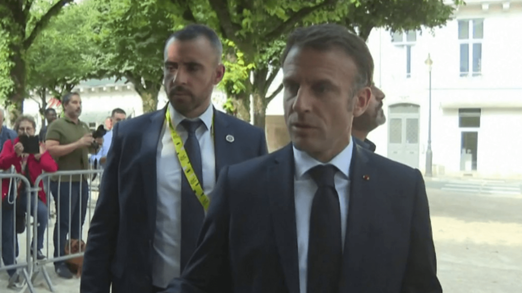 Politique : après les émeutes, l'exécutif sur le terrain pour apporter des réponses
                  Le président de la République, Emmanuel Macron, et la Première ministre, Elisabeth Borne, étaient tous deux en déplacement, jeudi 6 juillet, respectivement dans les Hautes-Pyrénées et dans le Calvados. L'exécutif souhaite occuper le terrain et réagir aux émeutes qui ont touché la France ces derniers jours.