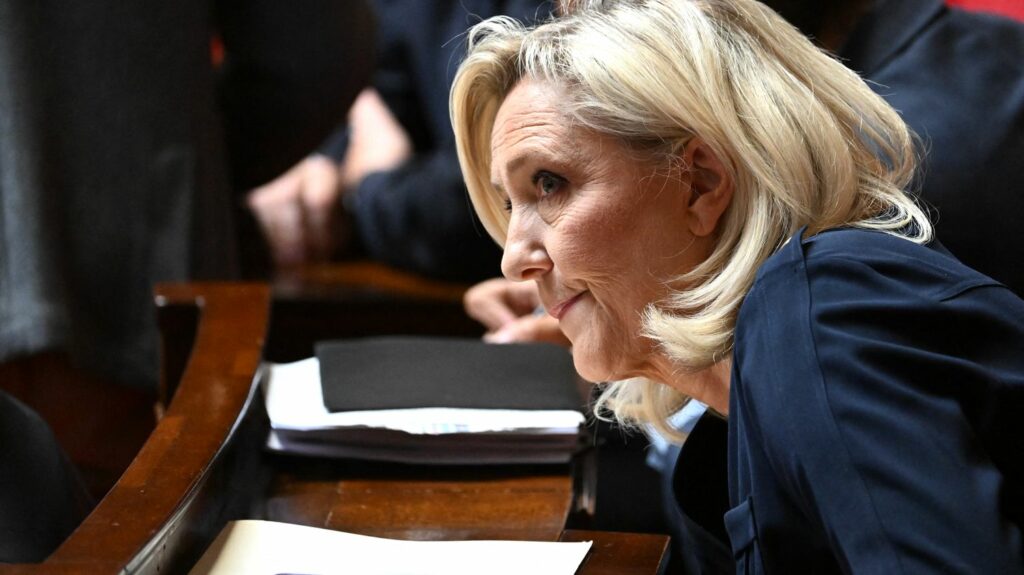 Émeutes après la mort de Nahel : "La réponse pénale n'est pas au rendez-vous", selon Marine Le Pen
              La présidente du groupe RN à l'Assemblée nationale demande une application plus rigoureuse du Code pénal en cas de manquements aux obligations éducatives.