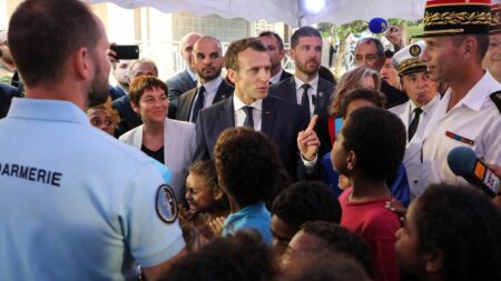 "Ça commence à être trop cher" : à Nouméa, entre inflation, retraite et climat, la visite très attendue d'Emmanuel Macron
              Le président de la République entame un déplacement de cinq jours en Océanie. Et à Nouméa, première étape de son déplacement, la colère gronde, que ce soit sur l'inflation ou les retraites.