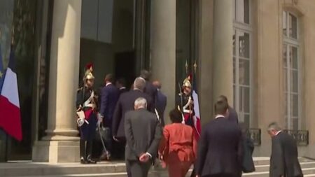 Émeutes après la mort de Nahel : Emmanuel Macron annonce une loi d'urgence pour reconstruire
                  Mardi 4 juillet, Emmanuel Macron a reçu environ 300 maires au palais de l'Élysée. Le président de la République a annoncé une loi d'urgence pour "reconstruire beaucoup plus vite" après les émeutes qui ont causé d'importants dégâts ces derniers jours.
