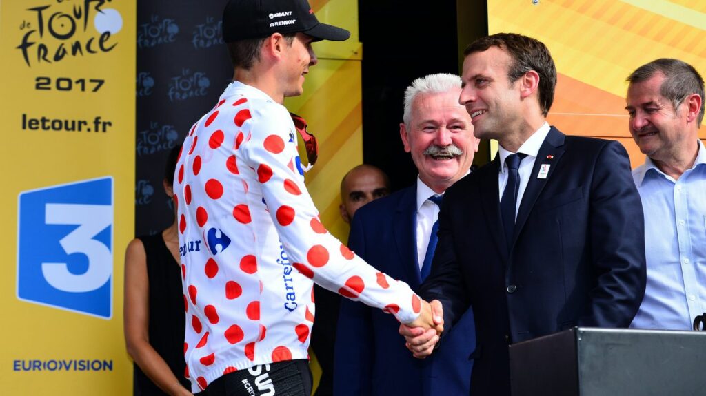 "Reprendre l'agenda" mais "faire profil bas" : après les émeutes, Emmanuel Macron attendu sur le Tour de France
              Le gouvernement vient de faire face à plusieurs jours d'émeutes, suite à la mort de Nahel. Pour tenter de changer d'air, Emmanuel Macron sera présent ce jeudi sur la 6e étape du Tour de France.