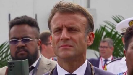 Politique : en se rendant au Vanuatu, Emmanuel Macron cherche à réengager la France en Océanie
              Emmanuel Macron se rend dans l'archipel du Vanuatu, en Océanie, jeudi 27 juillet. "L'objectif de ce déplacement, c'est de réengager la France dans cette zone du Pacifique", explique la journalise Christelle Méral, envoyée spéciale au Vanuatu.