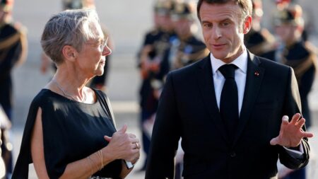 Emmanuel Macron confirme Elisabeth Borne comme Première ministre; ajustements gouvernementaux annoncés cette semaine Remaniement : Emmanuel Macron confirme Elisabeth Borne au poste de Première ministre, des "ajustements" au sein du gouvernement auront lieu cette semaine, annonce l'Elysée
Le chef de l'Etat doit s'exprimer d'ici dimanche, a fait savoir son entourage.