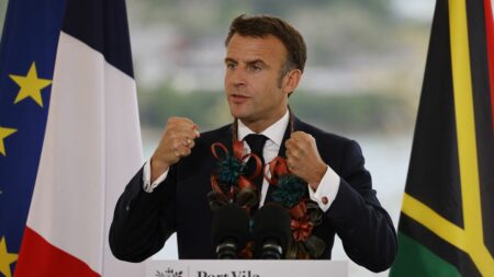 Au Vanuatu, Emmanuel Macron dénonce "les ingérences" et les "nouveaux impérialismes" en Océanie
              "Il y a (...) tout particulièrement en Océanie de nouveaux impérialismes qui apparaissent et une logique de puissance qui vient menacer la souveraineté", a déclaré le chef de l'Etat lors d'un déplacement dans l'archipel en Océanie.