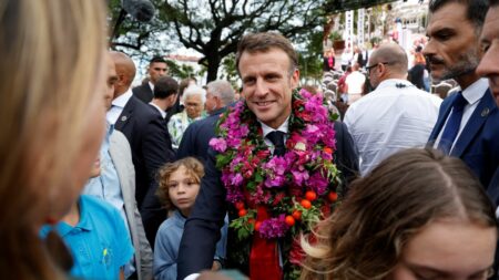 Haka, bain de foule et couronne de fleurs… En Nouvelle-Calédonie, Emmanuel Macron se tient loin des polémiques hexagonales
                  Emmanuel Macron a fait part mercredi de son souhait de voir une "révision de la Constitution" pour "début 2024", en évoquant notamment un "statut nouveau" pour les Calédoniens et le dégel du corps électoral à court terme.