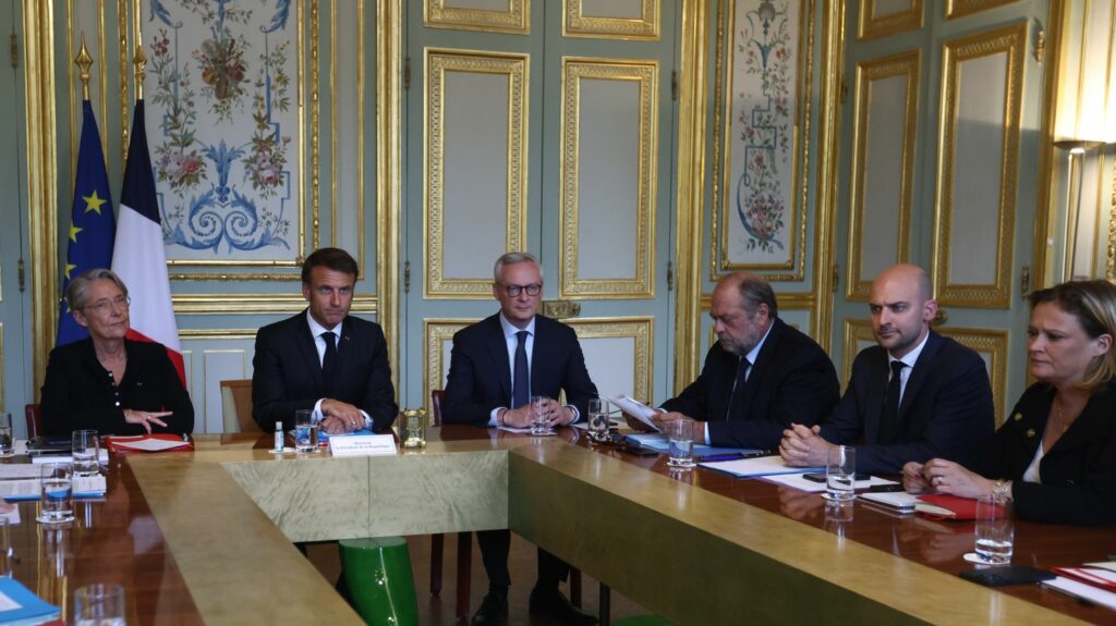Violences urbaines : Emmanuel Macron fixe le cap des prochains jours devant les ministres de son gouvernement
              Emmanuel Macron a reçu, ce dimanche soir, les principaux ministres de son gouvernement pour faire un point de situation. Le chef de l'Etat a aussi délivré l'agenda des prochaines heures face aux violences urbaines.