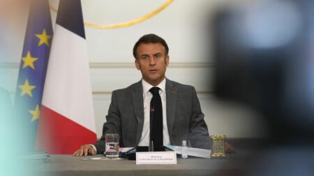 Vidéo



  

  
  


      


      

      Remaniement : "Etre ministre, ce n'est pas parler dans le poste, c'est mettre en œuvre des décisions", déclare Emmanuel Macron devant le nouveau gouvernement
              En ouverture du conseil des ministres à 11 heures vendredi matin, Emmanuel Macron a donné des directives au gouvernement remanié, les exhortant d'être "exemplaires" et d'agir toujours "avec la plus grande dignité".