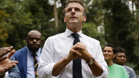 Grogne des policiers, coup d'État au Niger... et stratégie du silence : Emmanuel Macron rattrapé par l'actualité en Océanie
              Malgré la distance de 16 000 km depuis Paris, le chef de l'Etat n'a pas pu échappé à certaines polémiques hexagonales et crise internationale lors de son déplacement en Nouvelle-Calédonie, au Vanuatu et en Papouasie-Nouvelle-Guinée. Mais il a choisi la stratégie du silence.