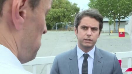 Remaniement : Emmanuel Macron fixe la feuille de route pour la rentrée
              Dans la matinée du vendredi 21 juillet, lors du premier Conseil des ministres du nouveau gouvernement d'Élisabeth Borne, Emmanuel Macron a fixé la feuille de route pour la rentrée, tout en adressant un avertissement à ses ministres.