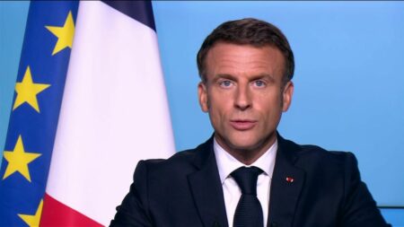 Autorité parentale, rentrée scolaire, impôts... Ce qu'il faut retenir de l'interview d'Emmanuel Macron au journal de 13 heures
                  Le chef de l'Etat a répondu lundi aux questions de France 2 et TF1 depuis la Nouvelle-Calédonie, où il entame une tournée d'une semaine dans le Pacifique.