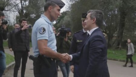 En défendant les policiers frondeurs, Gérald Darmanin a ‘défié l’autorité du Président’ Fronde des policiers : en choisissant de les défendre, Gérald Darmanin a "clairement défié l'autorité du Président"
Gérald Darmanin a reçu, jeudi 27 juillet, les syndicats de policiers. Présent sur le plateau du 8 Heures, vendredi, le journaliste Cyril Graziani explique qu'en choisissant de défendre les policiers frondeurs, le ministre de l'Intérieur a "clairement défié l'autorité du Président".