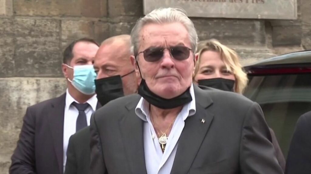 Justice : les enfants d'Alain Delon portent plainte contre la dame de compagnie de l'acteur
                  Les trois enfants d'Alain Delon accusent la dame de compagnie de l'acteur de harcèlement moral et de détournement de correspondances à l'encontre de leur père. "Elle contrôle systématiquement ses conversations téléphoniques et ses messages privés", a notamment déclaré l'avocat des enfants.