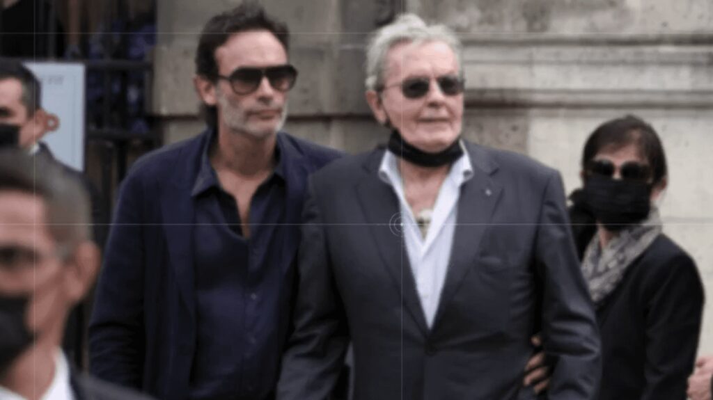 Alain Delon : ses enfants portent plainte contre sa dame de compagnie pour harcèlement
                  Alain Delon est-il victime de violence et de harcèlement moral ? C'est ce que pensent ses trois enfants qui ont porté plainte contre Hiromi Rolin, sa dame de compagnie, présentée récemment comme la compagne de l'acteur. Alain Delon se serait joint à cette plainte.