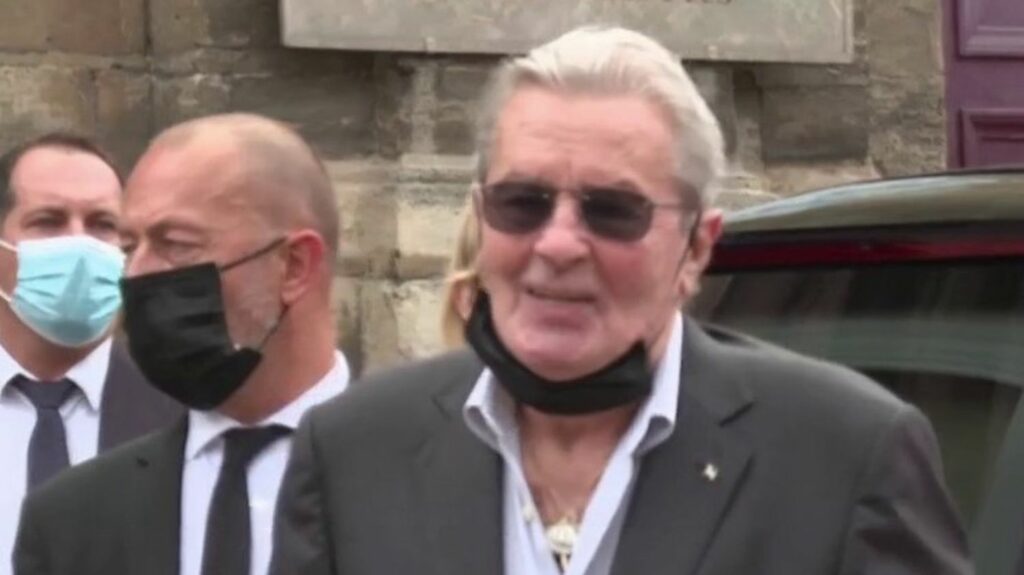 Justice : les enfants d'Alain Delon déposent plainte contre une femme présentée comme sa dame de compagnie
              Alain Delon serait-il sous emprise ? Les enfants de l'acteur ont déposé plainte contre une femme présentée comme sa dame de compagnie. Ils l'accusent de harcèlement moral et de détournement de correspondances. Alain Delon, 87 ans, s'est également joint à leur plainte.