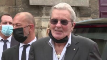 Justice : les enfants d'Alain Delon déposent plainte contre une femme présentée comme sa dame de compagnie
              Alain Delon serait-il sous emprise ? Les enfants de l'acteur ont déposé plainte contre une femme présentée comme sa dame de compagnie. Ils l'accusent de harcèlement moral et de détournement de correspondances. Alain Delon, 87 ans, s'est également joint à leur plainte.