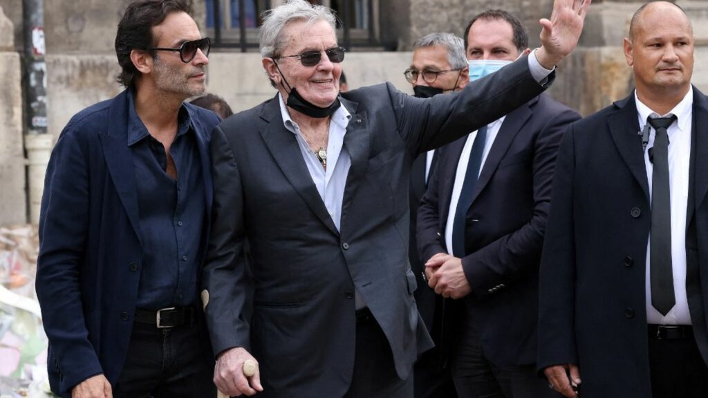 Les enfants d'Alain Delon portent plainte pour "harcèlement moral" et "détournement de correspondances" contre sa dame de compagnie
                  Agé de 87 ans, Alain Delon s'est fait rarissime au cinéma depuis la fin des années 90. Il a reçu en 2019 une Palme d'or d'honneur à Cannes.