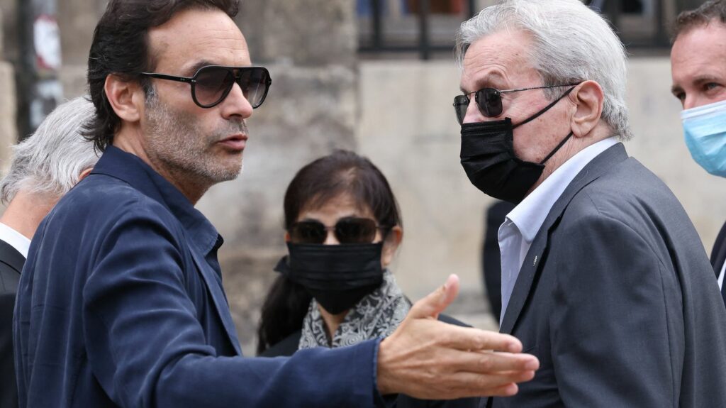 Plaintes des enfants d'Alain Delon : une enquête préliminaire ouverte après des accusations visant la dame de compagnie de l'acteur
              Destinataire de deux plaintes des enfants de l'acteur, mercredi, le parquet de Montargis a annoncé, jeudi, l'ouverture d'une enquête visant Hiromi Rollin.
