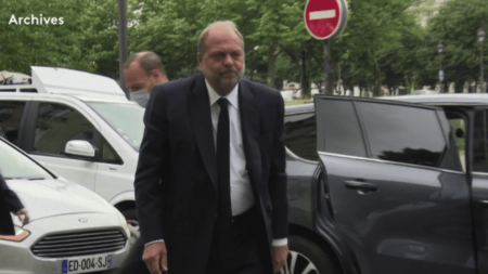 Éric Dupond-Moretti : Jugement imminent pour supposée prise illégale d’intérêts, cour de cassation décidera Justice : Éric Dupond-Moretti va savoir s'il sera jugé dans une affaire de supposée prise illégale d’intérêts
Éric Dupond-Moretti saura, ce vendredi 27 juillet, s’il sera bientôt jugé pour une affaire supposée de prise illégale d’intérêts. C'est la question à laquelle doit répondre la Cour de cassation. Le point avec Caroline Motte, en duplex de Paris.
