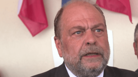 Éric Dupond-Moretti, accusé de conflits d’intérêts, sera jugé par la Cour de justice de la République Soupçons de conflits d'intérêts : Éric Dupond-Moretti sera bien jugé par la Cour de justice de la République
Le verdict est tombé, vendredi 28 juillet : le ministre de la Justice, Éric Dupond-Moretti, va être jugé par la Cour de justice de la République. Il est accusé d'avoir voulu régler ses comptes avec des magistrats alors qu'il exerçait ses fonctions actuelles.
