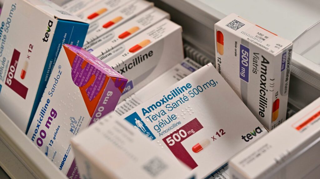 Pénuries de médicament : "On peut parler de faillite", estime l’Observatoire de la transparence dans les politiques du médicament après la publication d'un rapport sénatorial
              Après la publication d'un rapport très critique du Sénat sur la politique du médicament en France, Pauline Londeix, cofondatrice de l’observatoire de la transparence dans les politiques du médicament estime qu'il "n'y a personne pour réellement conduire la politique pharmaceutique de la France".