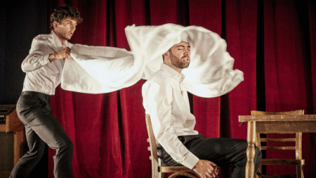 Farce ou cauchemar ? Tim Etchells emmène le public avignonnais dans un voyage surréaliste Farce ou cauchemar ? Tim Etchells emmène le public avignonnais dans un voyage surréaliste