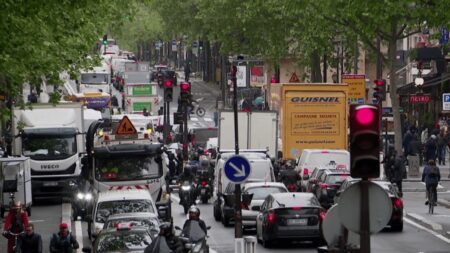 Sécurité routière : le feu tricolore a 100 ans
              Il y a un peu plus d'un siècle, le 5 mai 1923, le premier feu de circulation était installé à Paris, à l’angle des boulevards Sébastopol et Saint-Denis. À l’époque, une seule couleur, le rouge, accompagné d’une sonnerie pour prévenir automobilistes et passants.