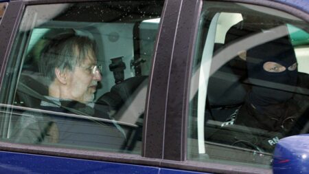 Alpes-Maritimes : le fils de Michel Fourniret et Monique Olivier placé en garde à vue à Nice pour tentative de viol
              Selim Fourniret, 35 ans, qui vit désormais sur la Côte d'Azur depuis plusieurs années, est soupçonné d'avoir agressé une jeune fille de 16 ans.