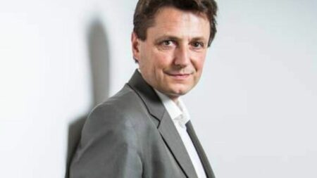 "Au comptoir de l'info" avec François Beaudonnet, le "monsieur Europe" de France Télévisions
              Après avoir été pendant 11 ans correspondant européen de France 2 à Bruxelles puis à Rome, François Beaudonnet est de retour à Paris, où il est dorénavant rédacteur en chef de la rédaction européenne de France Télévisions. 

Depuis 2019, en parallèle de ses activités européennes, il présente le podcast "Au comptoir de l'info". Dans cet épisode, le journaliste revient sur les 4 saisons du podcast qu'il a créé ainsi que sur les moments forts de sa propre carrière, en télévision et en radio. 

Avant d'entamer en septembre prochain la cinquième saison du podcast qui revendique déjà plus de 150 000 écoutes, il a proposé à Sébastien Thomas (podcast : "On faisait comment, avant ?") de venir s'accouder avec lui au comptoir en zinc.